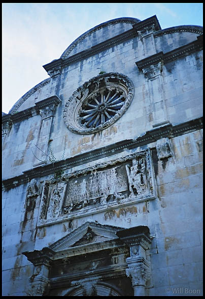 Le creépuscule reflette un ton bleuté sur le monasteère franciscain, Dubrovnik
