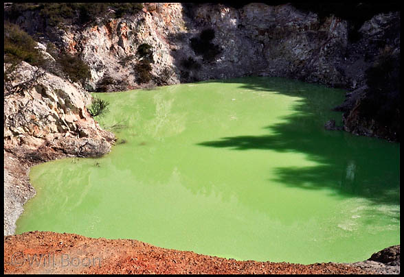 Green pool
 Wai-O-Tapu, North Island, New Zealand